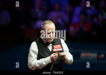 Sheffield. 30 apr, 2019. Scozia John Higgins compete durante la prima sessione del suo quarto match finale contro Australia Neil Robertson al World Snooker Championship 2019 di Sheffield, Gran Bretagna il 30 aprile 2019. Credito: Jon Super/Xinhua/Alamy Live News Foto Stock