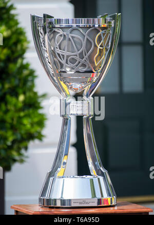 Washington, Stati Uniti d'America. 30 apr, 2019. Monster Energy NASCAR Cup trophy serie appartenenti al 2018 NASCAR Cup champion Joey Logano sul display come presidente degli Stati Uniti Trump accoglie Logano al South Lawn della Casa Bianca di Washington il 30 aprile 2019. Credito: Ron Sachs/CNP | Utilizzo di credito in tutto il mondo: dpa/Alamy Live News Foto Stock