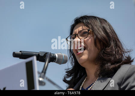 Rappresentante degli Stati Uniti Rashida Tlaib, democratico del Michigan, parla durante un evento stampa nella parte anteriore del Campidoglio degli Stati Uniti in Washington, DC il 30 aprile 2019. Diversi membri del Congresso hanno partecipato all'evento e ha parlato fuori contro questi ultimi tweet dal presidente Donald Trump che ha attaccato sost. Ilhan Omar. Credito: Alex Edelman/CNP/MediaPunch Foto Stock