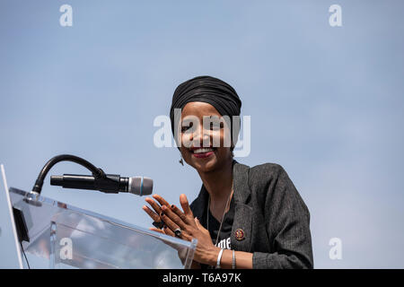 Rappresentante degli Stati Uniti Ilhan Omar, democratico del Minnesota, parla durante un evento stampa nella parte anteriore del Campidoglio degli Stati Uniti in Washington, DC il 30 aprile 2019. Diversi membri del Congresso hanno partecipato all'evento e ha parlato fuori contro questi ultimi tweet dal presidente Donald Trump che ha attaccato sost. Omar. Credito: Alex Edelman/CNP/MediaPunch Foto Stock