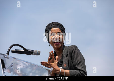 Rappresentante degli Stati Uniti Ilhan Omar, democratico del Minnesota, parla durante un evento stampa nella parte anteriore del Campidoglio degli Stati Uniti in Washington, DC il 30 aprile 2019. Diversi membri del Congresso hanno partecipato all'evento e ha parlato fuori contro questi ultimi tweet dal presidente Donald Trump che ha attaccato sost. Omar. Credito: Alex Edelman/CNP/MediaPunch Foto Stock