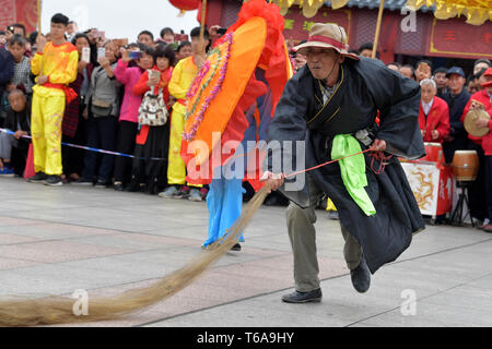 Nanchang, cinese della provincia di Jiangxi. 30 apr, 2019. Gli artisti interpreti o esecutori eseguire fisherman ballare durante una fiera turistica aperta davanti al giorno di maggio holiday di Nanchang, Cina orientale della provincia di Jiangxi, Aprile 30, 2019. Credito: Peng Zhaozhi/Xinhua/Alamy Live News Foto Stock