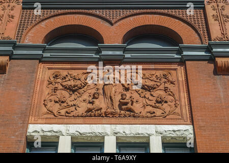 Dettaglio della terra cotta sulla Germania Club edificio nella città vecchia Foto Stock