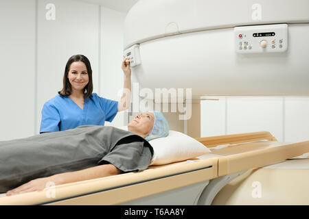 Ritratto di Gentile Dottore di successo di sorridere alla telecamera durante la MRI Foto Stock