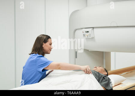 Esame medico con MRI Magnetic Resonance Imaging macchina in clinica Foto Stock