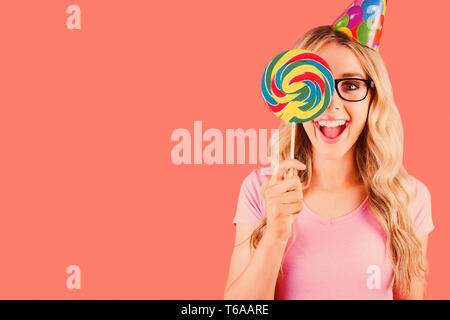 Immagine composita del ritratto di un hipster nasconde se stessa dietro un lecca-lecca Foto Stock