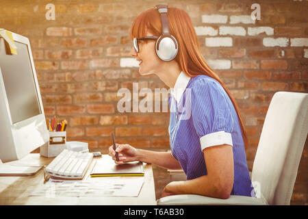 Immagine composita di attraenti hipster Donna con cuffie con tavoletta grafica Foto Stock