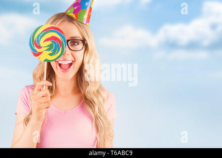 Immagine composita del ritratto di un hipster nasconde se stessa dietro un lecca-lecca Foto Stock