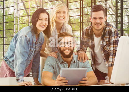 Immagine composita del ritratto di sorridere la gente di affari con tavoletta digitale Foto Stock
