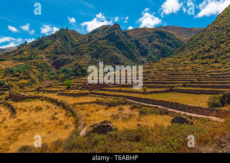 Le rovine archeologiche di Tipon nella Valle Sacra degli Inca vicino a Cusco, Perù. Foto Stock