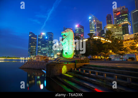 Panoramica della marina bay con il Merlion in Singapore Foto Stock