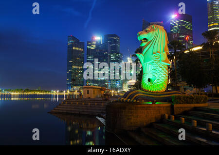 Panoramica della marina bay con il Merlion in Singapore Foto Stock