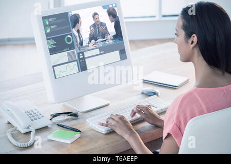 Immagine composita di imprenditrice utilizzando computer presso la scrivania in ufficio creativo Foto Stock