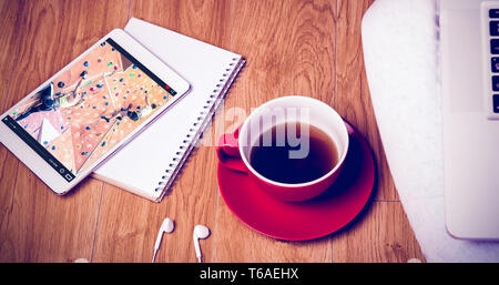 Immagine composita di overhead shot di laptop, tablet, il caffè e le cuffie Foto Stock