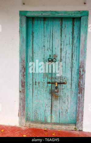 Chiuso vecchio blu porta in legno. Lo stile mediterraneo esterno. Foto Stock