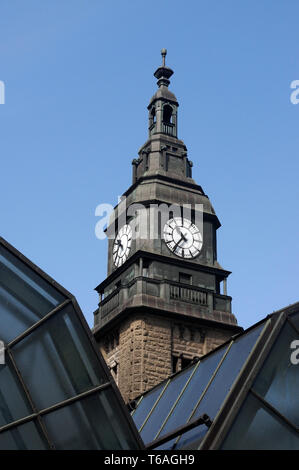 La torre dell'orologio di Amburgo mail stazione ferroviaria in Germania Foto Stock