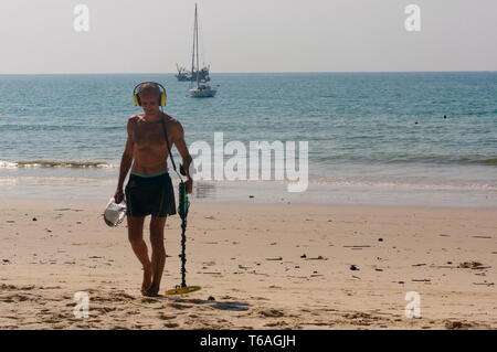 Il cacciatore di tesori con il rivelatore di metalli sulla spiaggia Foto Stock