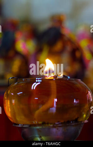 La masterizzazione di lampade a olio al tempio religioso. Della Thailandia Foto Stock