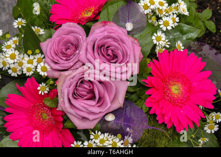 Mazzo di fiori diversi, bouquet close up sullo sfondo Foto Stock