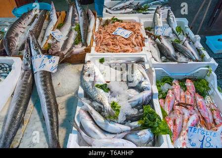 Supporto di mercato con pesce e frutti di mare visto a Palermo, Sicilia Foto Stock