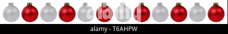 Weihnachtskugeln Weihnachten rot silber in einer Reihe Freisteller freigestellt isoliert Foto Stock