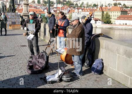 Musicisti di strada sul Ponte Carlo a Praga Foto Stock