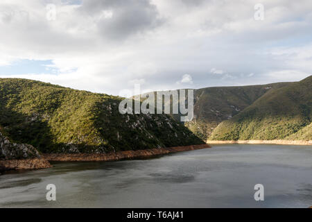 Vista ravvicinata -acqua in ingresso Kouga Dam Foto Stock