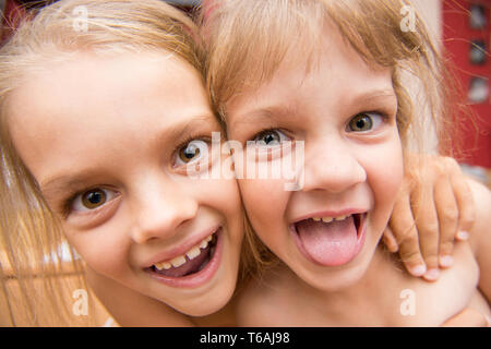 Close-up verticale di due bambine di 5 e 7 anni Foto Stock