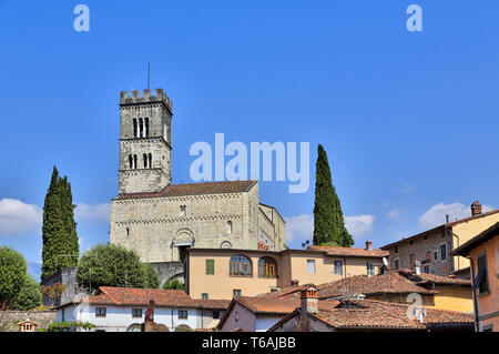 Cupola di Barga con cielo blu, Toscana Italia Foto Stock