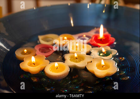 Floating piccole candele galleggianti in acqua grande ciotola, un clm e umore riflettente per ricordare perso e morendo gli amici e la famiglia ha ricevuto cure mediche Foto Stock