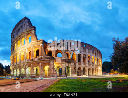 Il Colosseo a Roma al mattino Foto Stock