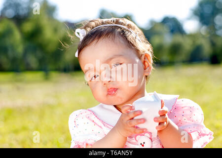 Sweet little girl sull'erba Foto Stock