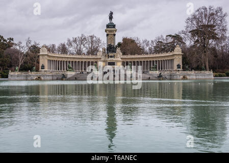 Monumento a Alfonso XII oltre il lago artificiale nel Parque del Buen Retiro - Parco del Retiro di Madrid in Spagna Foto Stock