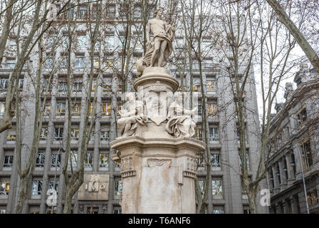 Fontana di Apollo in Spagna a Madrid, Fundacion ICO edificio sullo sfondo Foto Stock