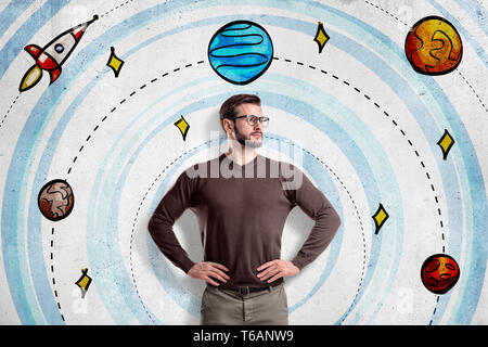 Uomo con occhiali indossando abiti casual su cartoon sistema solare e spazio sullo sfondo a razzo Foto Stock