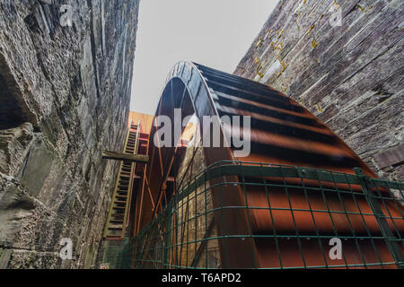 Llanberis, Galles - waterwheel più grande sul territorio continentale del Regno Unito presso il National Slate Museum il 29 agosto 2018 nel Regno Unito Foto Stock