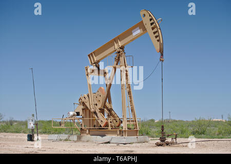 Unità di pompaggio in Midland County, Texas occidentale. Foto Stock