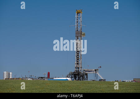 Midland County, Texas, Stati Uniti d'America - 21 Aprile 2019 : piattaforma di perforazione nel bacino Permiano oilfield. Foto Stock