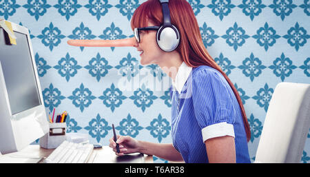 Immagine composita di attraenti hipster Donna con cuffie con tavoletta grafica Foto Stock