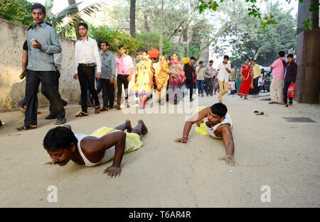 Devoti indù prosternerà il loro modo di Juhu beach per la Chhath Pujia su beack Juhu di Mumbai. Foto Stock