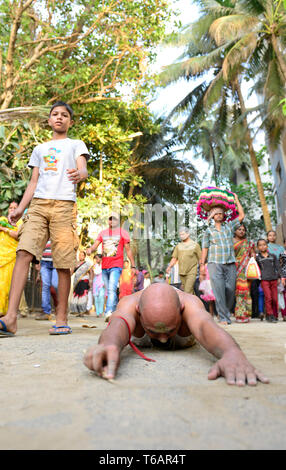 Devoti indù prosternerà il loro modo di Juhu beach per la Chhath Pujia su beack Juhu di Mumbai. Foto Stock