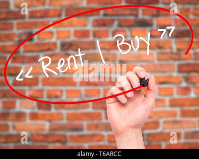 Man mano che scrive Affitto - acquistare con il pennarello nero su schermo visivo. Foto Stock