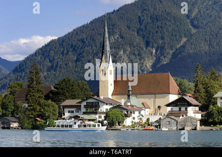 Città Rottach Egern sul lago Tegernsee in Baviera con nave Foto Stock