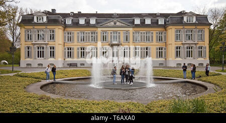 Museum Schloss Morsbroich con adolescenti presso la fontana acqua Isola, Leverkusen, Germania Foto Stock