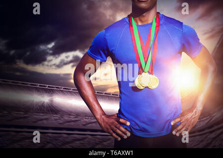 Immagine composita del ritratto di atletica torace uomo azienda medaglie d oro Foto Stock