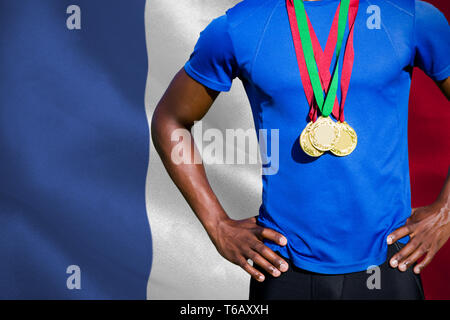 Immagine composita del ritratto di atletica torace uomo azienda medaglie d oro Foto Stock