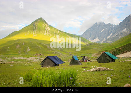 Tende erette sul percorso di trekking al Lago Gangabal in Kashmir. Sunrise. La luce del mattino di urtare contro la montagna. Foto Stock