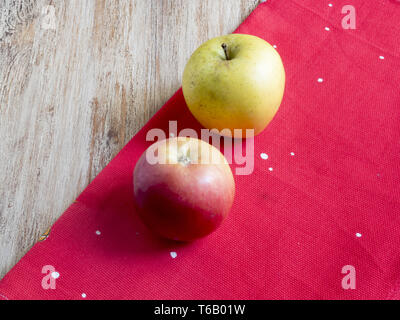 Le mele su un panno rosso Foto Stock