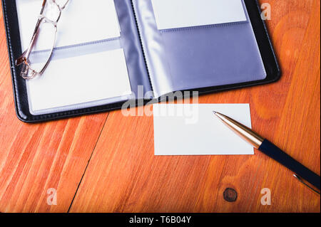 Business card, penna su una tavola di legno Foto Stock