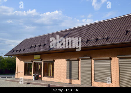 Il tetto del foglio ondulato su un edificio Foto Stock